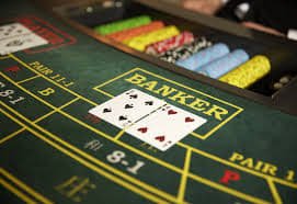Bàn roulette và blackjack trong phòng live casino go33